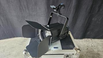 2 stuks Showtec Performer LED 60 Fresnel DMX inc case beschikbaar voor biedingen