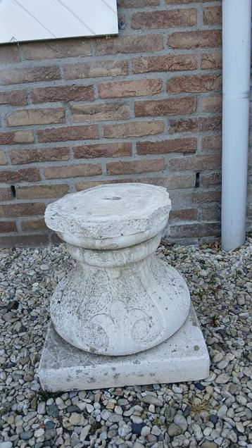 sokkel zuil pilaar beton Franse lelie wit Gepattineerd beschikbaar voor biedingen