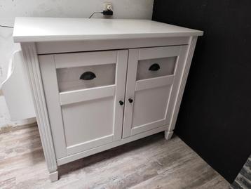 Witte commode kast met lades en zij rek beschikbaar voor biedingen