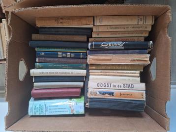 Verzameling oude boeken  beschikbaar voor biedingen