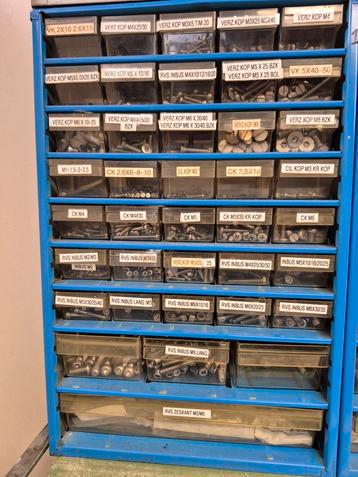 Diverse assortiment laden kastjes zoals Raaco beschikbaar voor biedingen