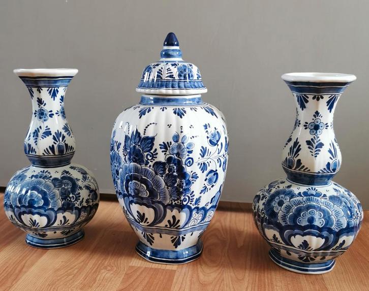 Delfts Blauw kaststel, drie vazen, Antiek en Kunst, Antiek | Vazen, Ophalen of Verzenden