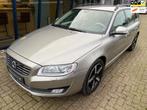 Volvo V70 2.5FT Momentum 200PK H.LEER / XENON / TREKHAAK, Voorwielaandrijving, Gebruikt, Beige, Traction-control