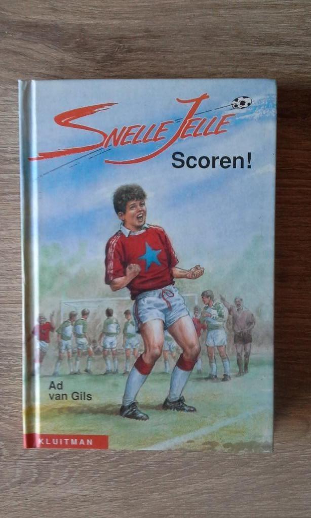 Snelle Jelle: Scoren / Terug op het veld (A. van Gils), Boeken, Kinderboeken | Jeugd | 10 tot 12 jaar, Zo goed als nieuw, Fictie