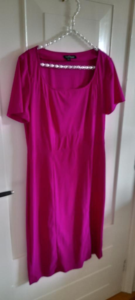 La Dress prachtige cyclaamkleurige travelstof jurk L, Kleding | Dames, Jurken, Zo goed als nieuw, Maat 42/44 (L), Overige kleuren