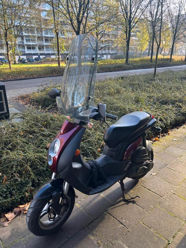 Peugeot ludyx scooter rood/zwart, Fietsen en Brommers, Snorfietsen en Snorscooters, Gebruikt, Peugeot, Benzine, Ophalen of Verzenden