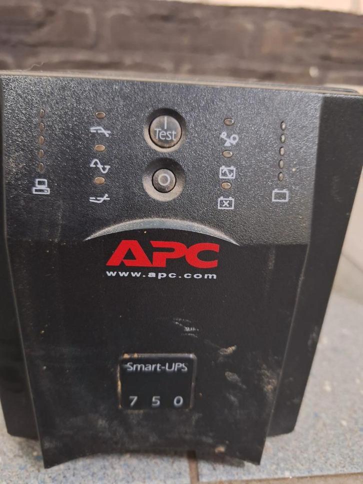 APC Smart-UPS 750, Computers en Software, Noodvoedingen (UPS), Gebruikt, Ophalen of Verzenden
