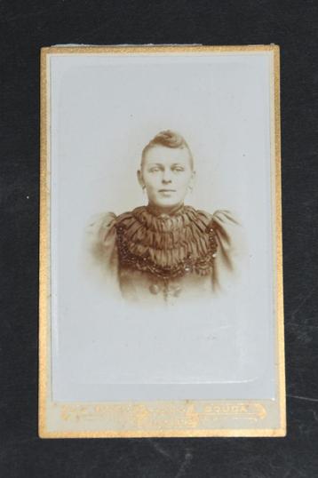 Antieke portet foto vrouw 1890 Wesfels Gouda Carte de Visite beschikbaar voor biedingen
