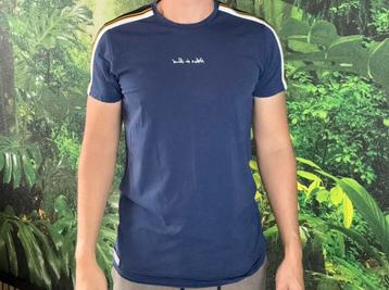 Blauw t-shirt beschikbaar voor biedingen
