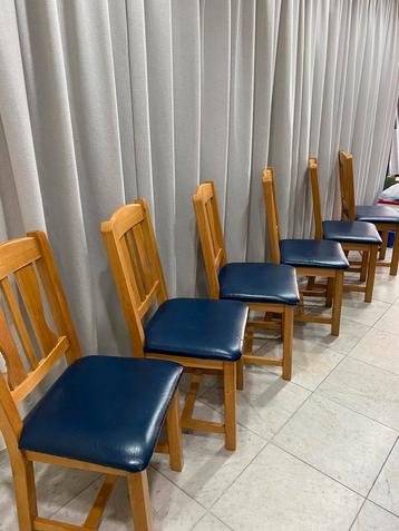 6 Eetkamerstoelen beschikbaar voor biedingen