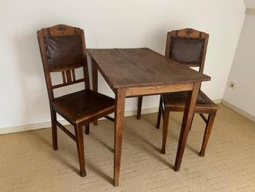 Antiek tafeltje en 2 stoelen beschikbaar voor biedingen