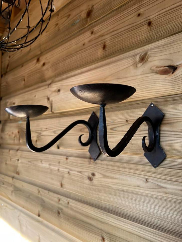 Zwarte ijzeren wandkandelaars wandedecoratie, Huis en Inrichting, Woonaccessoires | Kandelaars en Kaarsen, Zo goed als nieuw, Kandelaar