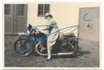 Rasthof motor foto vrouw 1935, Foto, Ophalen of Verzenden, Zo goed als nieuw, Voor 1940