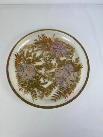 Vintage lucite schaal met hortensia’s  beschikbaar voor biedingen