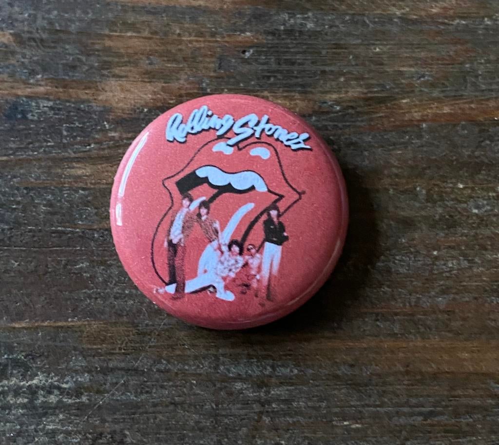 ROLLING STONES button, Verzamelen, Speldjes, Pins en Buttons, Verzenden, Gebruikt, Button