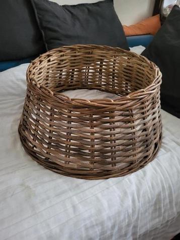 Voorhout- Mand voor om de Kerstboom voet beschikbaar voor biedingen