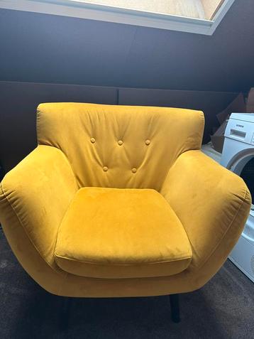 Okergeel/mosterdgeel fauteuil Goossens met zwarte pootjes beschikbaar voor biedingen
