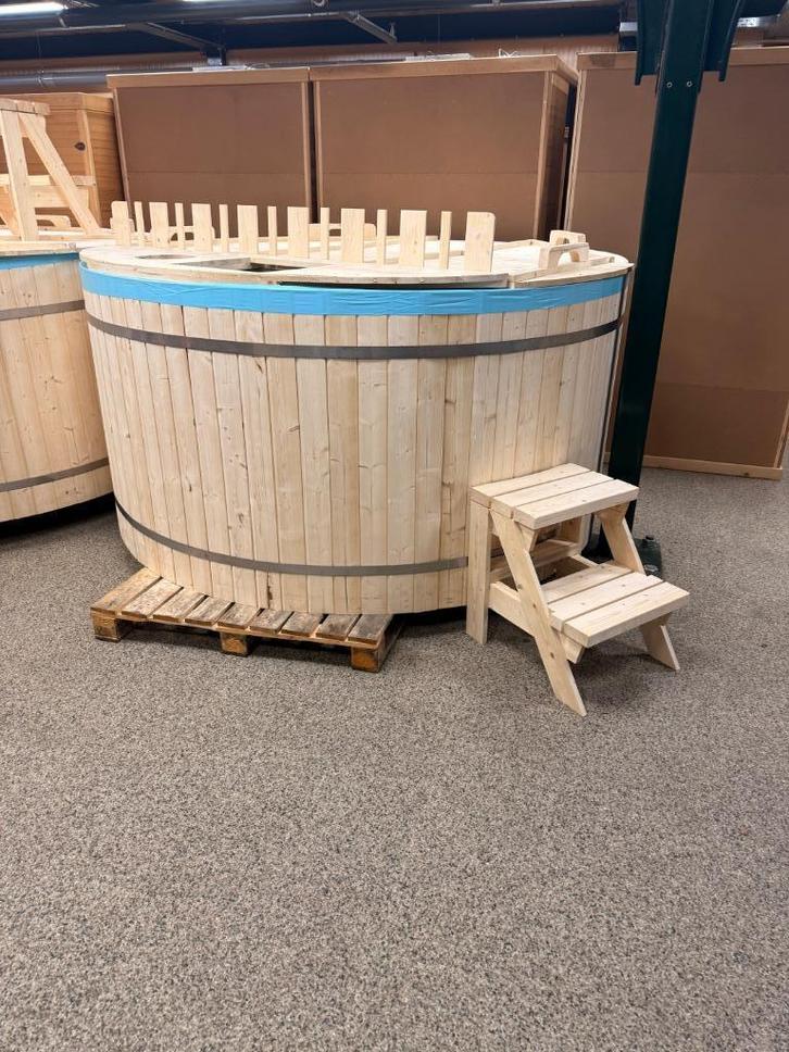 OUTLET | Houtgestookte Hottub 210cm, Tuin en Terras, Bubbelbaden en Hottubs, Zo goed als nieuw, Vast, Afdekzeil, Trap, Ophalen