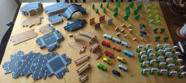 Houten treinspoor en veel straten met voertuigen en trein, Kinderen en Baby's, Speelgoed | Houten speelgoed, Gebruikt, Overige typen