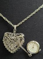 Te koop zilverkleurige hart met klokje, Ophalen of Verzenden, Zo goed als nieuw, Zilver, Overige materialen