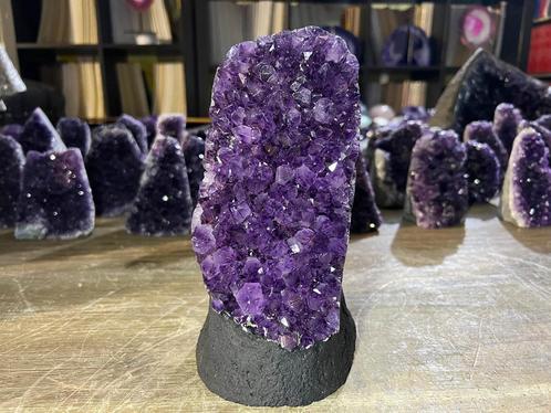 Amethist cluster op betonnen voet (60), diep paars van kleur, Verzamelen, Mineralen en Fossielen, Mineraal, Ophalen of Verzenden