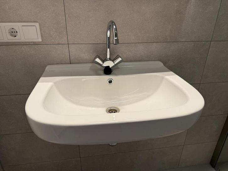 Wastafel van merk Geberit met Grohe kraan, Huis en Inrichting, Badkamer | Badkamermeubels, Zo goed als nieuw, Wasbak of Wastafel