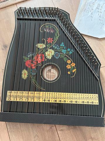 Citer met bladmuziek beschikbaar voor biedingen