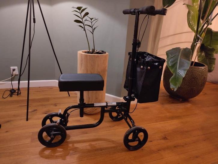 Kniestep/ knierollator/ revalidatiestep, Diversen, Rollators, Zo goed als nieuw, Lichtgewicht, Opvouwbaar, Ophalen