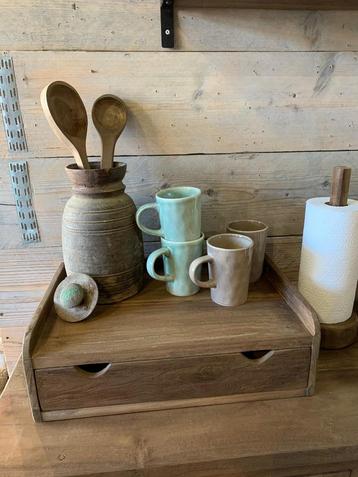 Houten plateau met lade beschikbaar voor biedingen