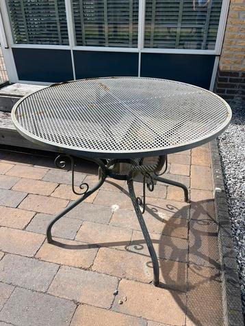 Tuintafel 90 cm opknapper beschikbaar voor biedingen