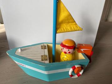 Houten speelgoed - bootje met kapitein beschikbaar voor biedingen