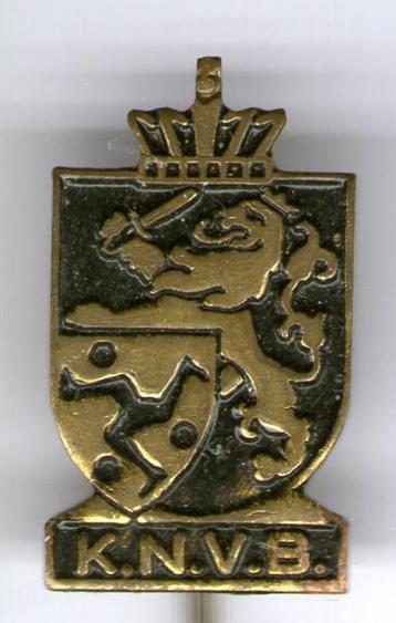 K.N.V.B. KBVB zwart op koper voetbalbond speldje ( Z_229 ) beschikbaar voor biedingen