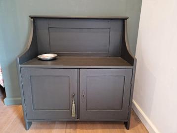 Oud zwart bankje/kastje beschikbaar voor biedingen