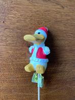 "Donald Duck" met Rode Jas van 'Keramiek' op Stokje Nieuw, Ophalen of Verzenden, Overige figuren, Nieuw, Beeldje of Figuurtje