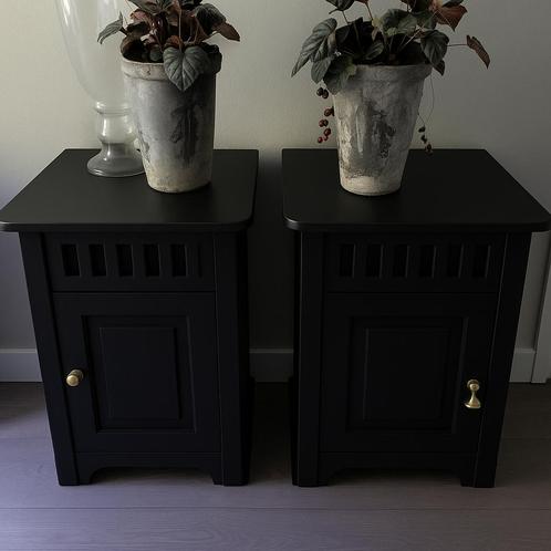 2 schitterende nachtkastjes ,zwart met houten of zwart blad, Huis en Inrichting, Slaapkamer | Nachtkastjes, Nieuw, 55 tot 70 cm