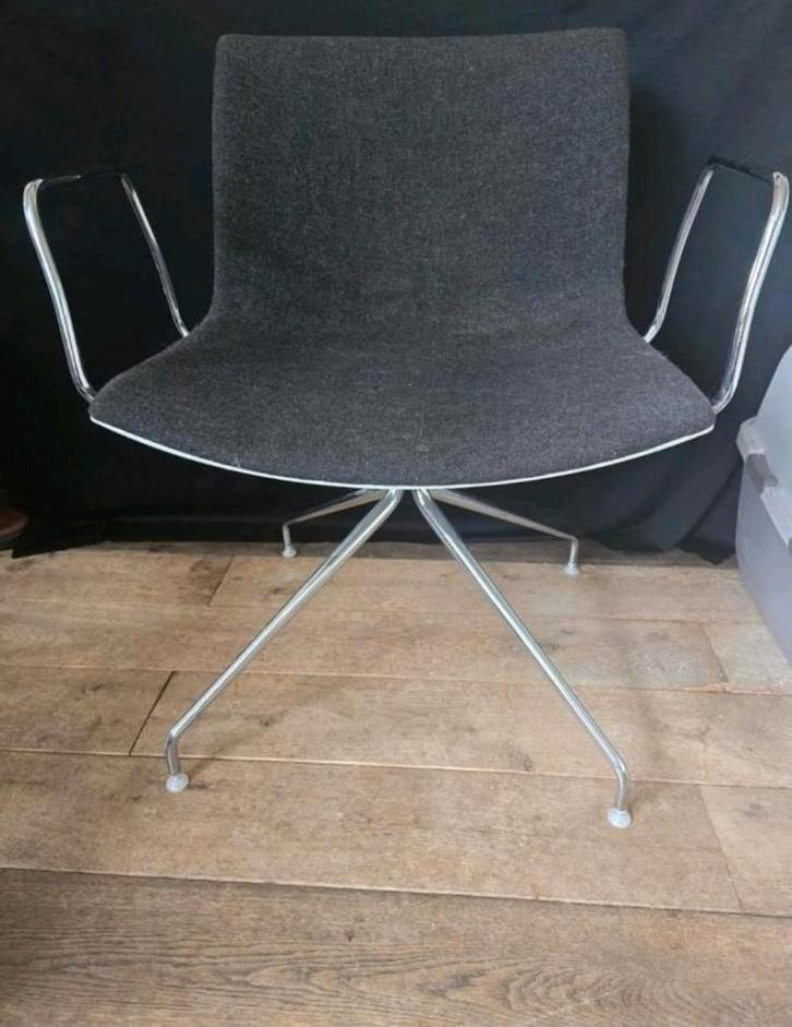 Arper Catifa 53 stoelen, 3 stuks, goede gebruikte conditie., Huis en Inrichting, Stoelen, Gebruikt, Vijf, Zes of meer stoelen