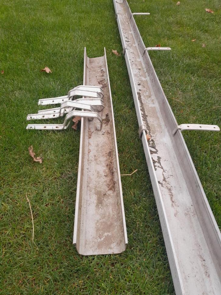 5,5m pvc regengoot incl ophangbeugels., Doe-het-zelf en Verbouw, Buizen en Afvoer, Gebruikt, Dakgoot, Pvc, 4 tot 6 meter, 80 mm of meer