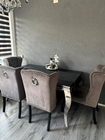 Eet tafel + stoelen beschikbaar voor biedingen