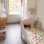 Peuterbed van hout met mooie details, Kinderen en Baby's, Kinderkamer | Bedden, Ophalen, Zo goed als nieuw, Lattenbodem, Minder dan 140 cm
