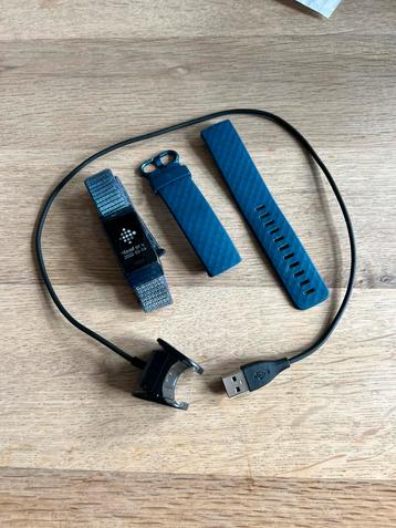 Fitbit Charge 4 (FB417) met Fitbit Pay + 2 blauwe bandjes beschikbaar voor biedingen