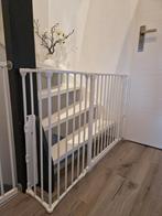 Wit traphekje met hoek, Kinderen en Baby's, Traphekjes, Ophalen, Overige materialen, 115 cm of meer, Oprolhekje