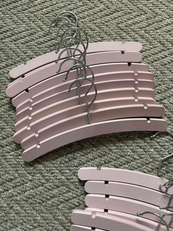 20 x oudroze houten kledinghangers baby beschikbaar voor biedingen