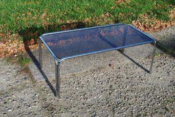 Retro vintage Salontafel met rookglas blad beschikbaar voor biedingen