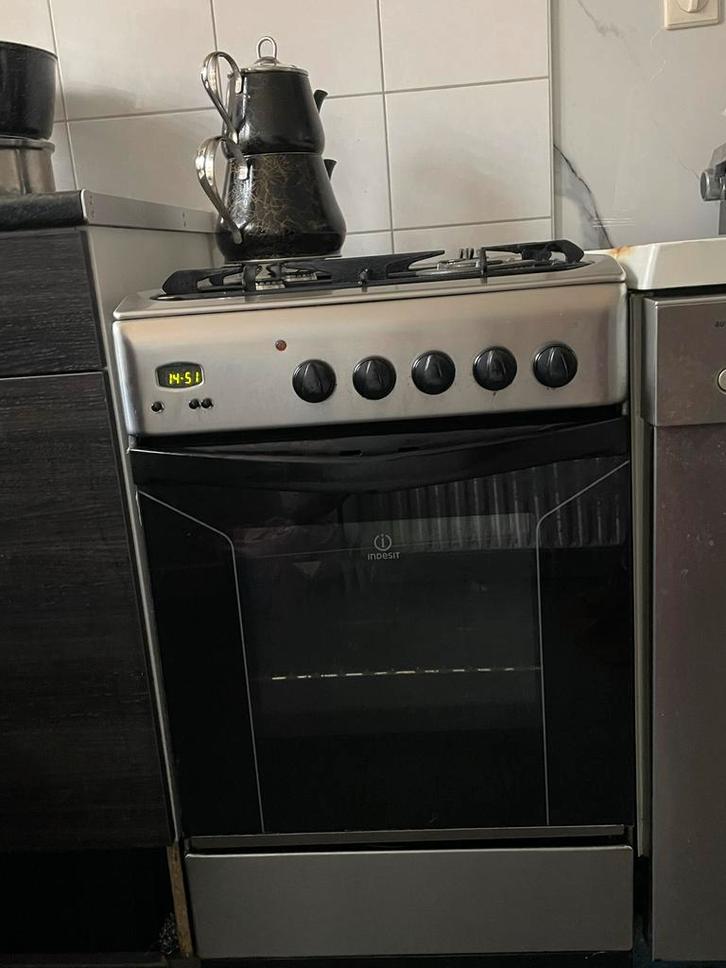 Indesit Gasfornuis met Oven - Gebruikt, Witgoed en Apparatuur, Fornuizen, Gebruikt, Vrijstaand, Gas, 4 kookzones, 85 tot 90 cm