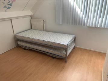 Lattenbodem onderschuifbedden 90x200 met zgan matrassen beschikbaar voor biedingen
