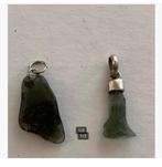 2 x moldavite hangers, links gepolijst, rechts zilver pr.st., Verzamelen, Mineralen en Fossielen, Ophalen of Verzenden, Mineraal