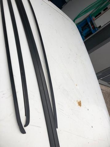 Mazda 323 BF zwarte raamlijst set achterklep beschikbaar voor biedingen