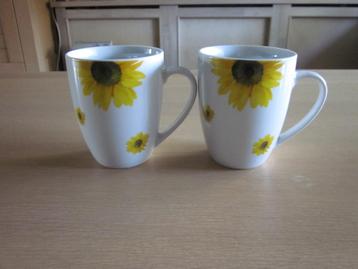 2 witte porseleinen mokken met zonnebloemen D8,5cm H10cm beschikbaar voor biedingen