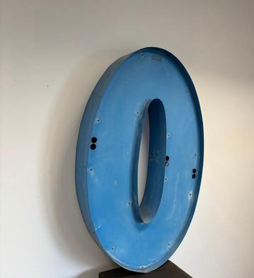 Franse vintage reclame gevel letter O, blauw metaal  beschikbaar voor biedingen