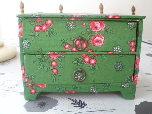 Vinted Sieraden doosje uit jaren 60 uit Zeeuwse boedel, Antiek en Kunst, Curiosa en Brocante, Ophalen of Verzenden